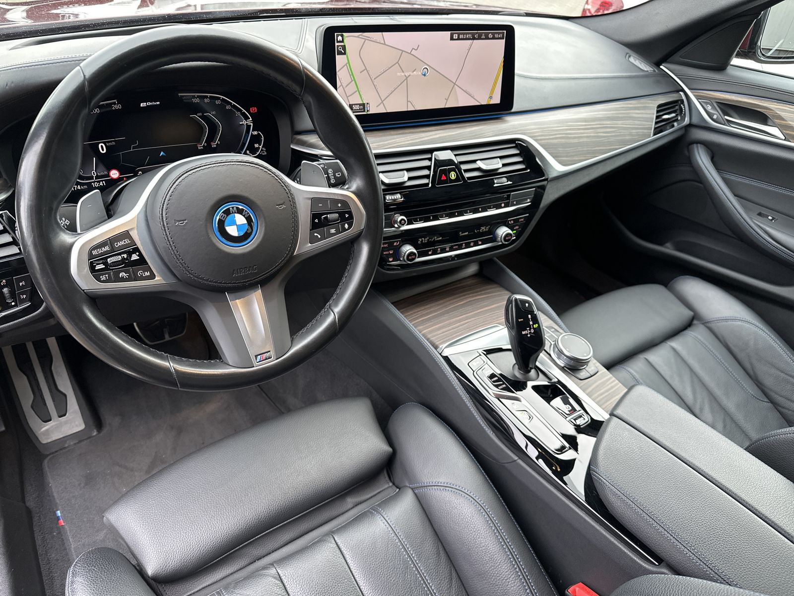 Fahrzeugabbildung BMW 530e Touring xDrive M-Sport NAV+LED+AHK+HEAD-UP
