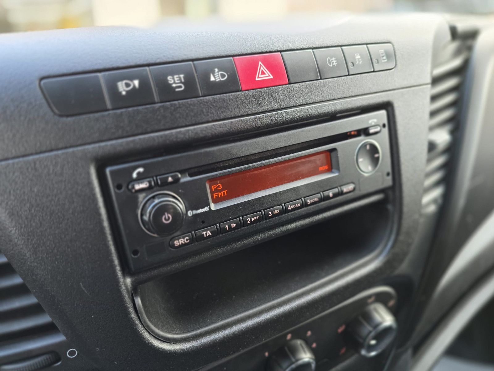 Fahrzeugabbildung Iveco Daily Kasten L3H2/Radstand 3520/AHK 3,5t/TÜV-NEU