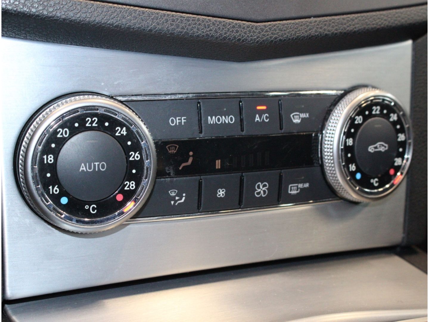 Fahrzeugabbildung Mercedes-Benz C 350 CDI *Avantgarde  *PDC *Navi*Xenon*AHK