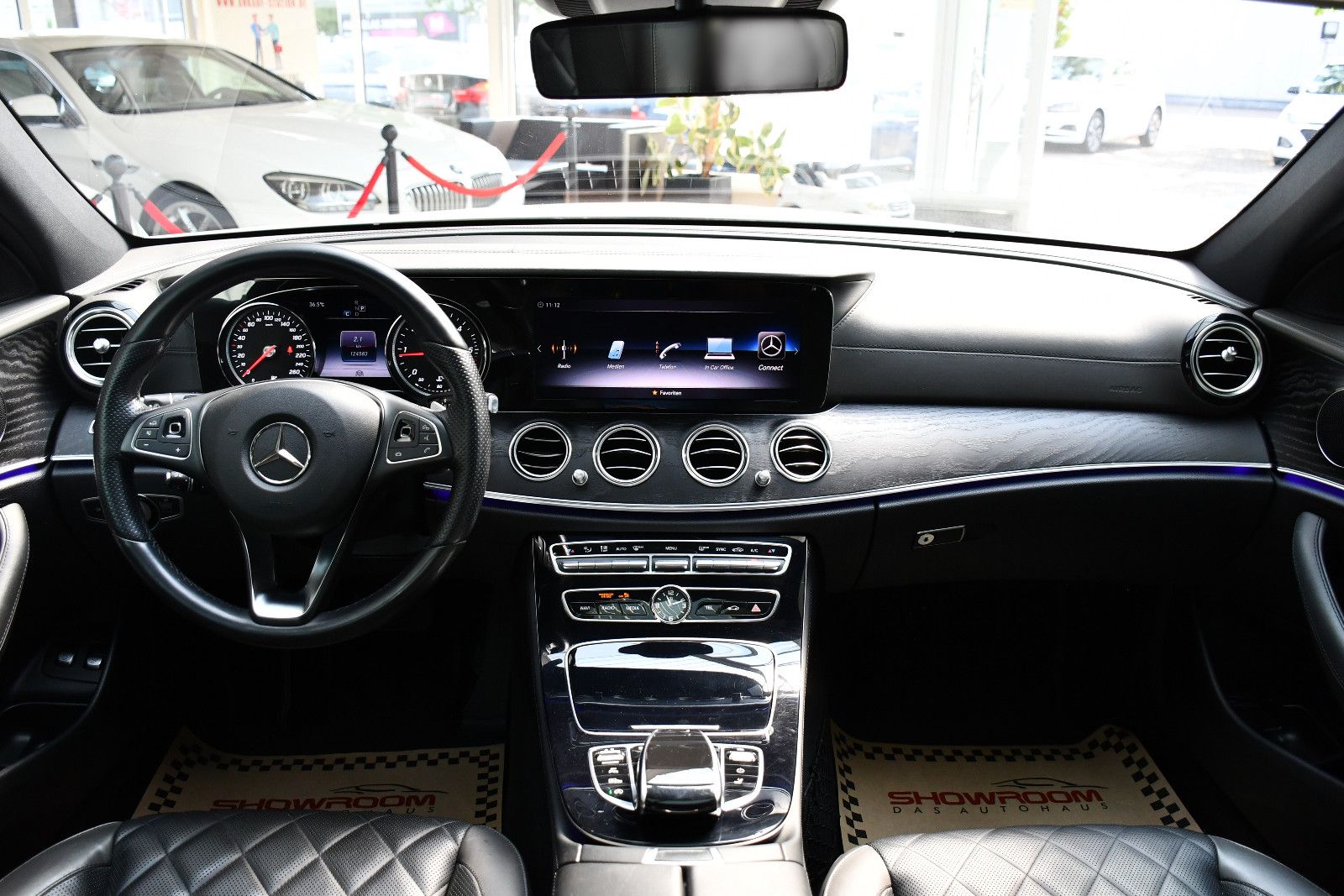Mercedes-Benz E220d Designo AMG-Line Distronic 360° Ahk 1.Hand foto 22