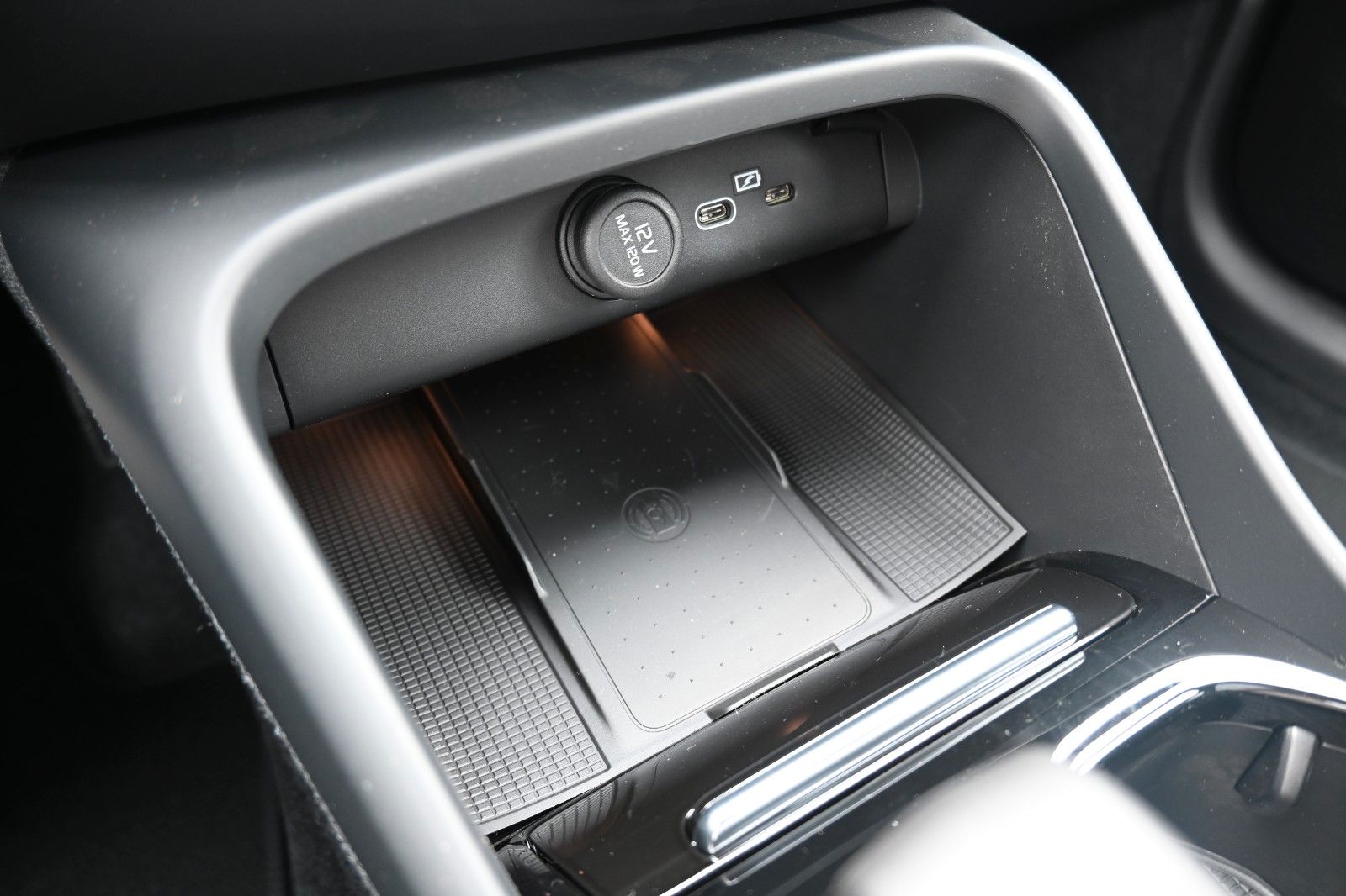 Fahrzeugabbildung Volvo XC40 B4 DKG Ultra Dark*FSHZG*PANO*360°*ACC