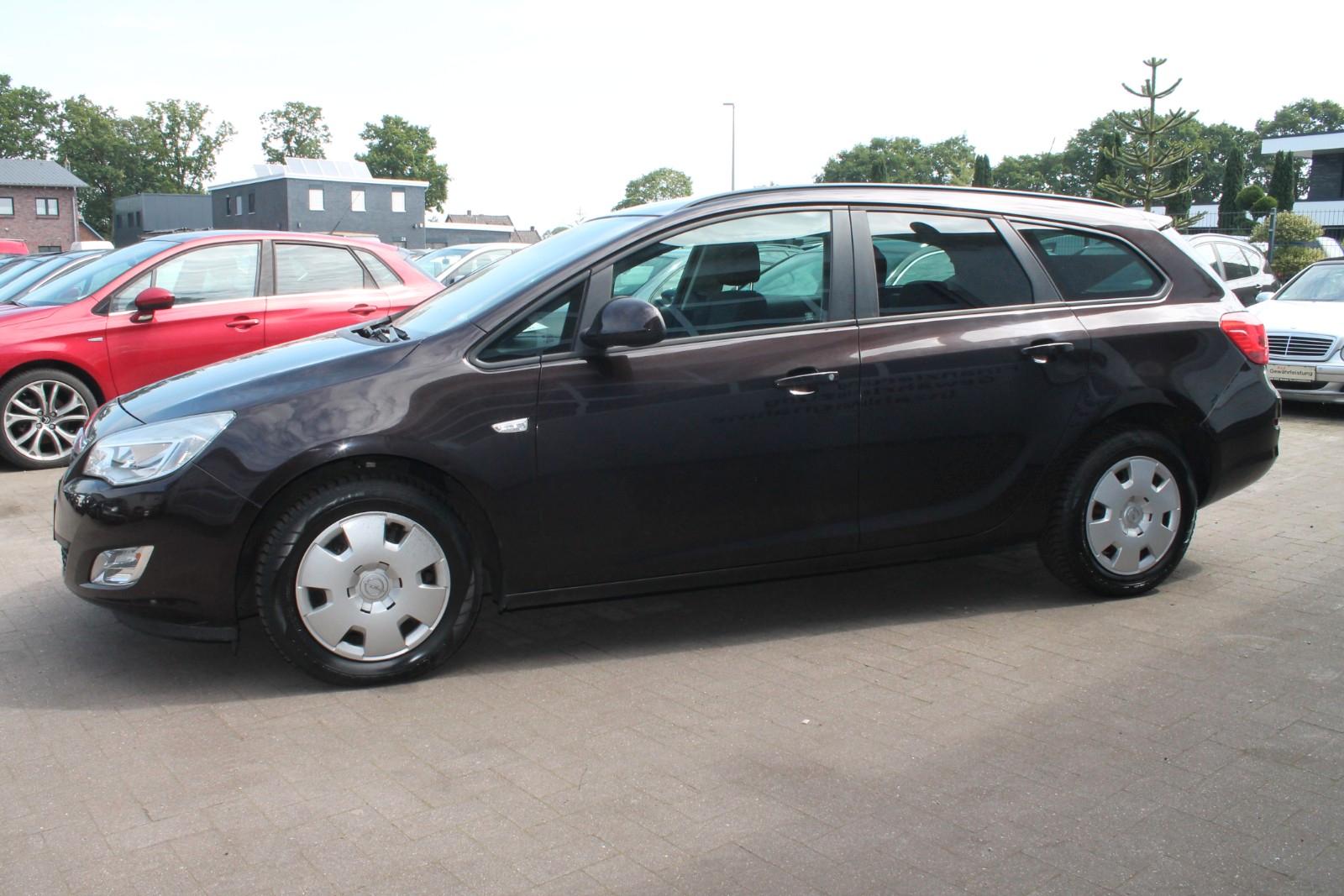 Opel Astra 2011 — interior