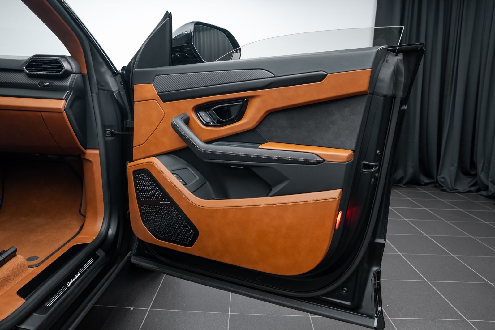 Fahrzeugabbildung Lamborghini Urus S CARBON/B&O/AKRAPOVIC/PANO/23"/STYLE