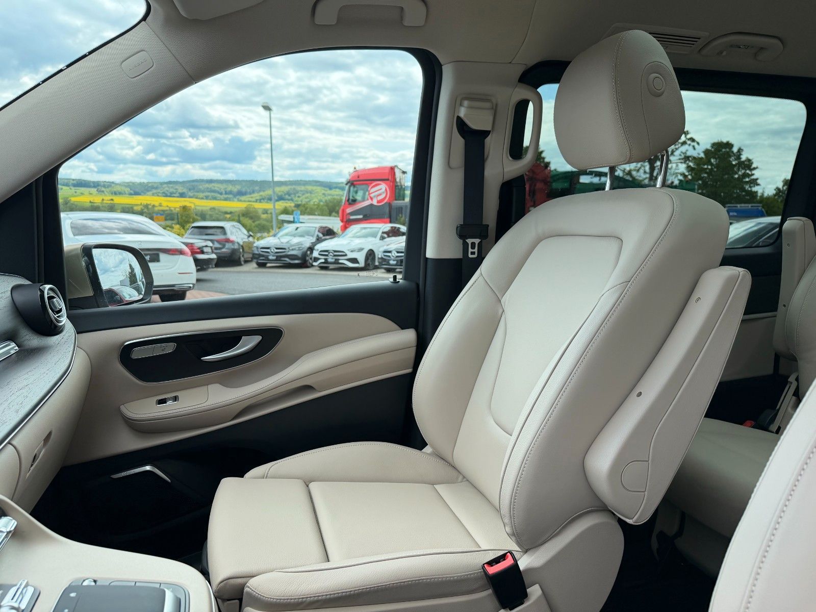 Fahrzeugabbildung Mercedes-Benz V 250 d AVA DISTRONIC AHK 2,5to Stdheiz Panorama