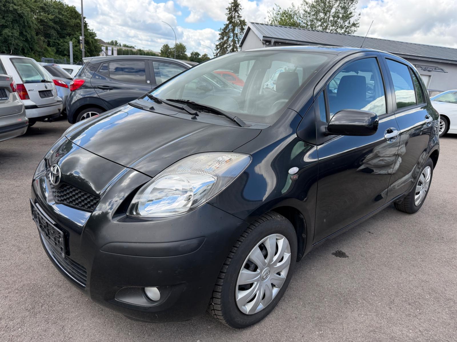 Toyota Yaris Life ** 1 Hand / 8 Fach bereift