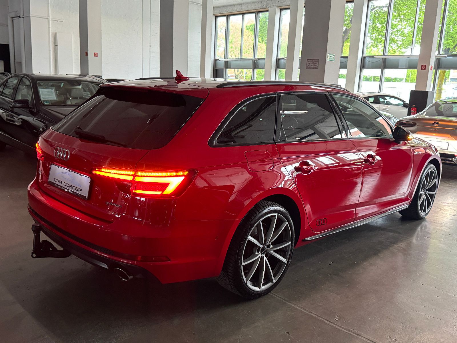 Fahrzeugabbildung Audi A4 2.0 TFSI G-TRON 3X S-LINE BLACK EDITION VOLL