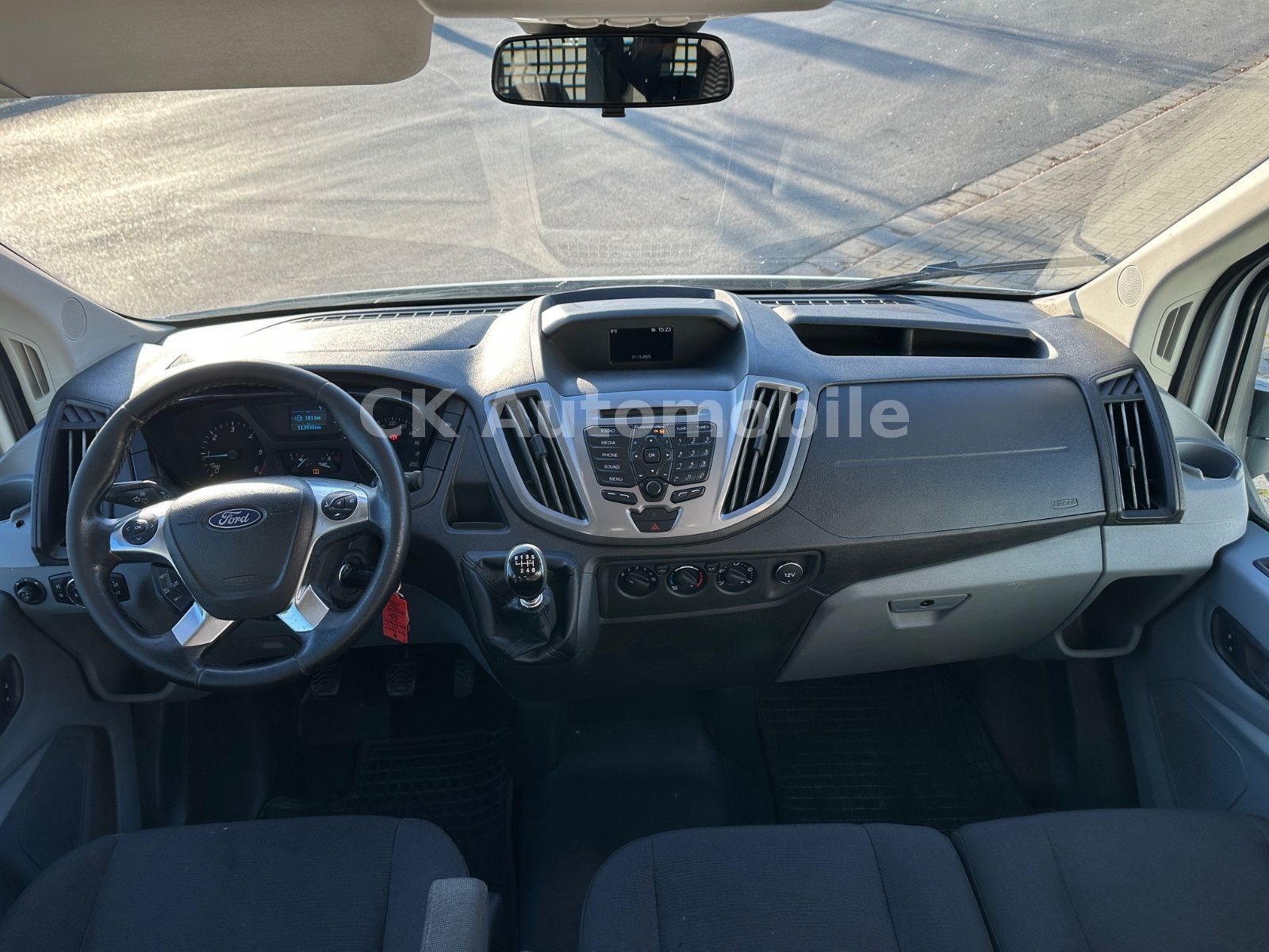 Fahrzeugabbildung Ford Transit Pritsche 350 L2 DoKA/7 Sitze/Klima/AHK