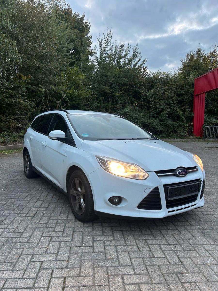 Ford Focus 2014 — вигляд ззаду
