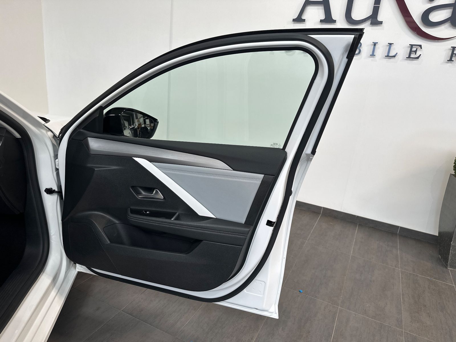 Fahrzeugabbildung Opel Astra 1.5 D Aut. Business Elegance NAV+LED