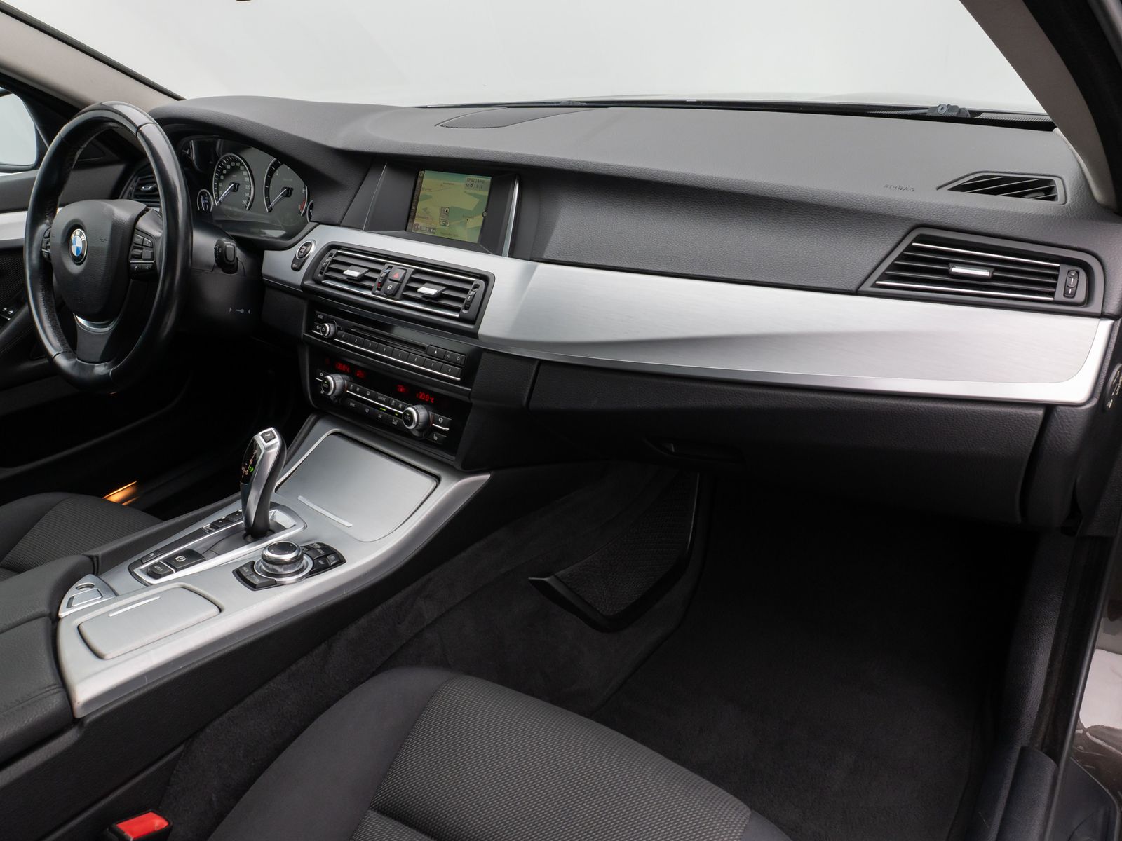 Fahrzeugabbildung BMW 520d Kamera Glasdach HUD HiFi Komfort Alarm AHK