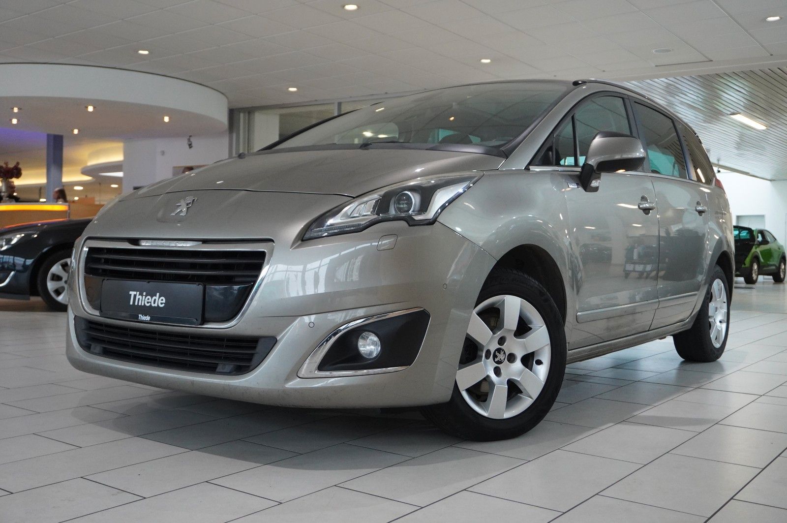 Fahrzeugabbildung Peugeot 5008 1.2T STYLE NAVI/LED/KAMERA/SHZ/PANO./AHK