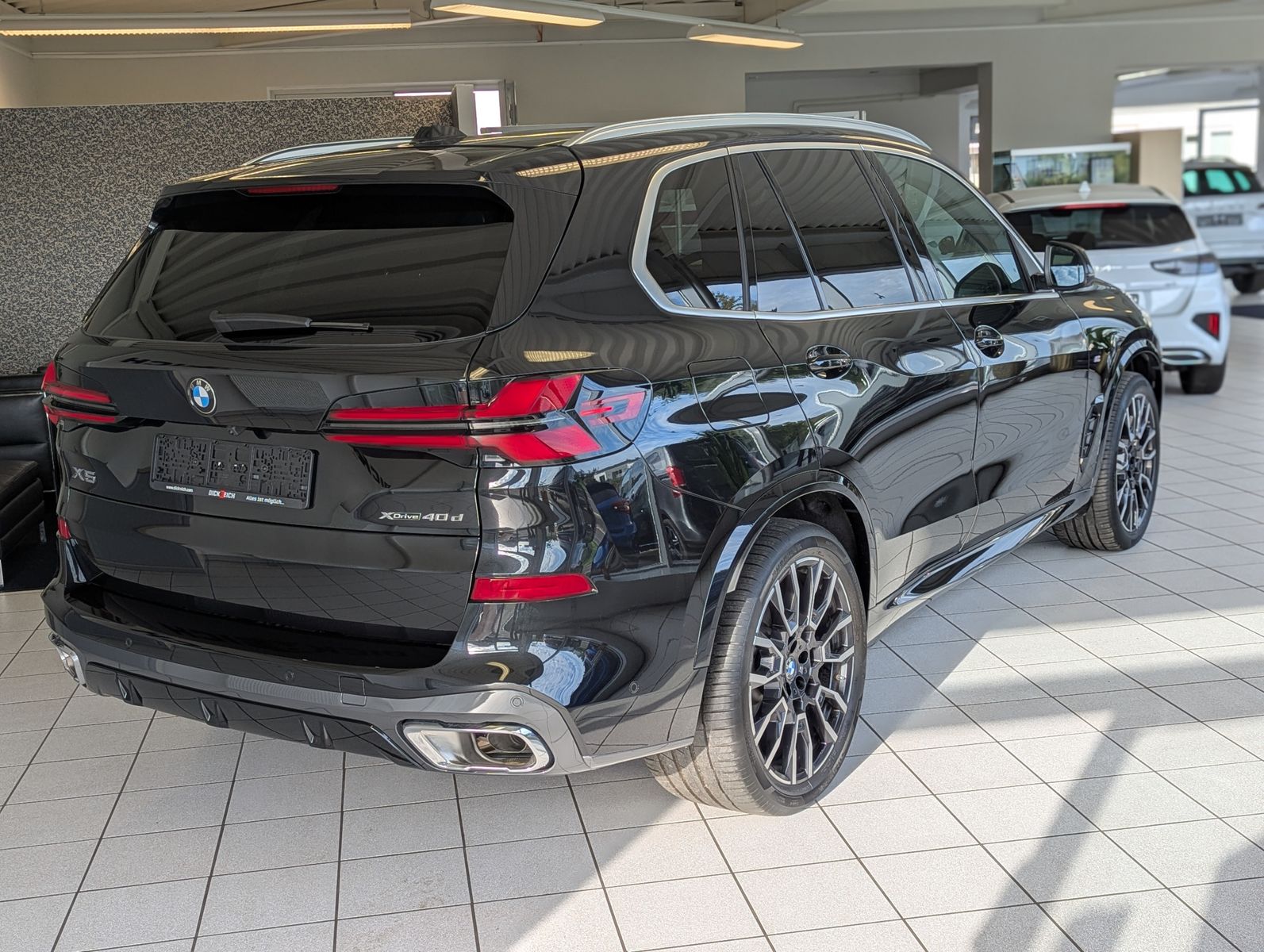 Fahrzeugabbildung BMW X5 40 d xD M-Sport Innov. Travel Merino AHK 21"