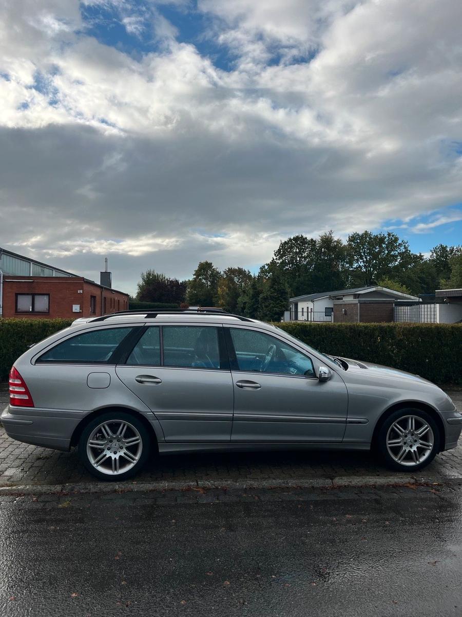 Mercedes-Benz C230 2004 — rear view