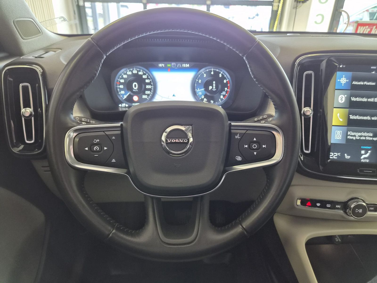 Fahrzeugabbildung Volvo XC 40Momentum AWD / H&K Sound / 1. Hand / S-HEFT