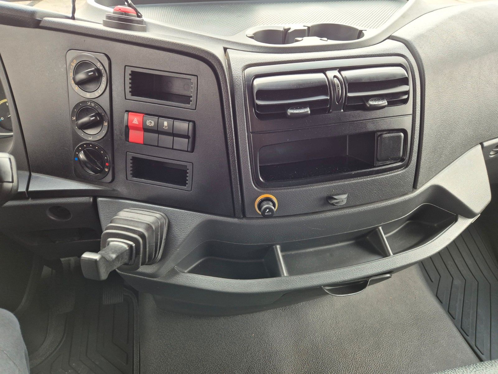 Fahrzeugabbildung Mercedes-Benz Atego 818 L 4x2 LBW ThermoKing V-600