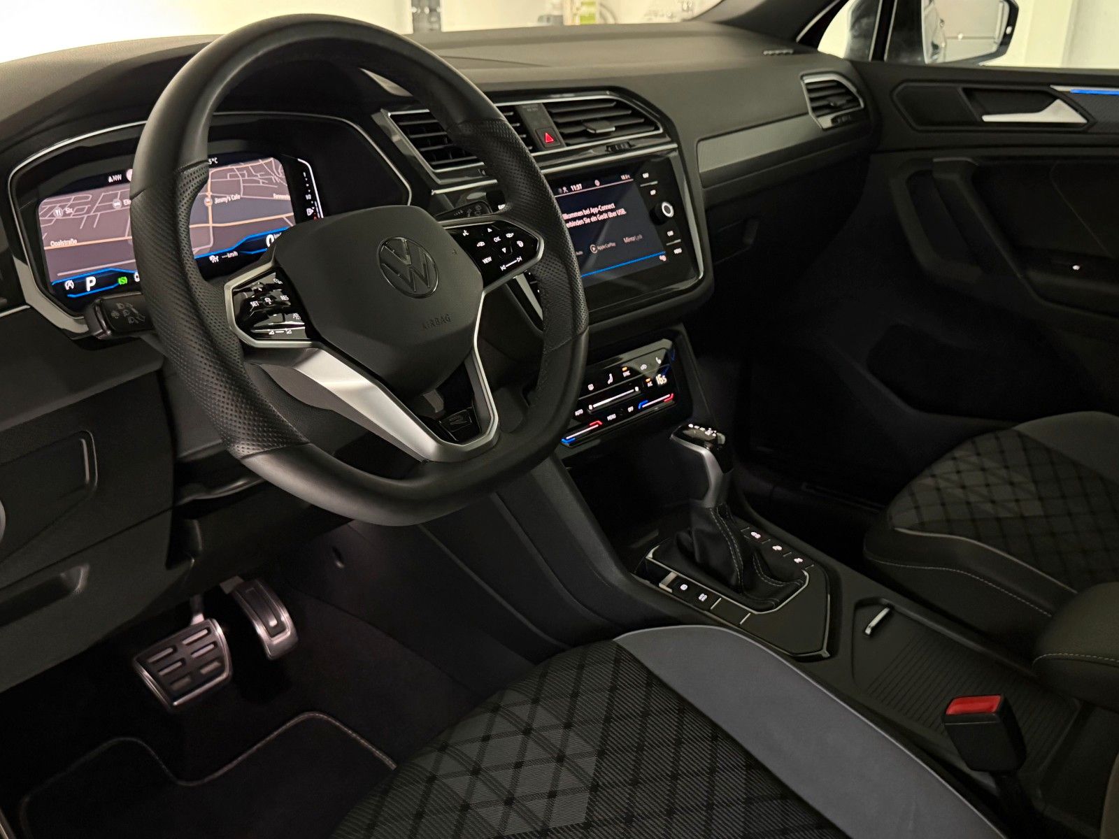 Fahrzeugabbildung Volkswagen Tiguan 2.0 TDI R-LINE/IQ-LED/KAMERA/ACC/AMBI+