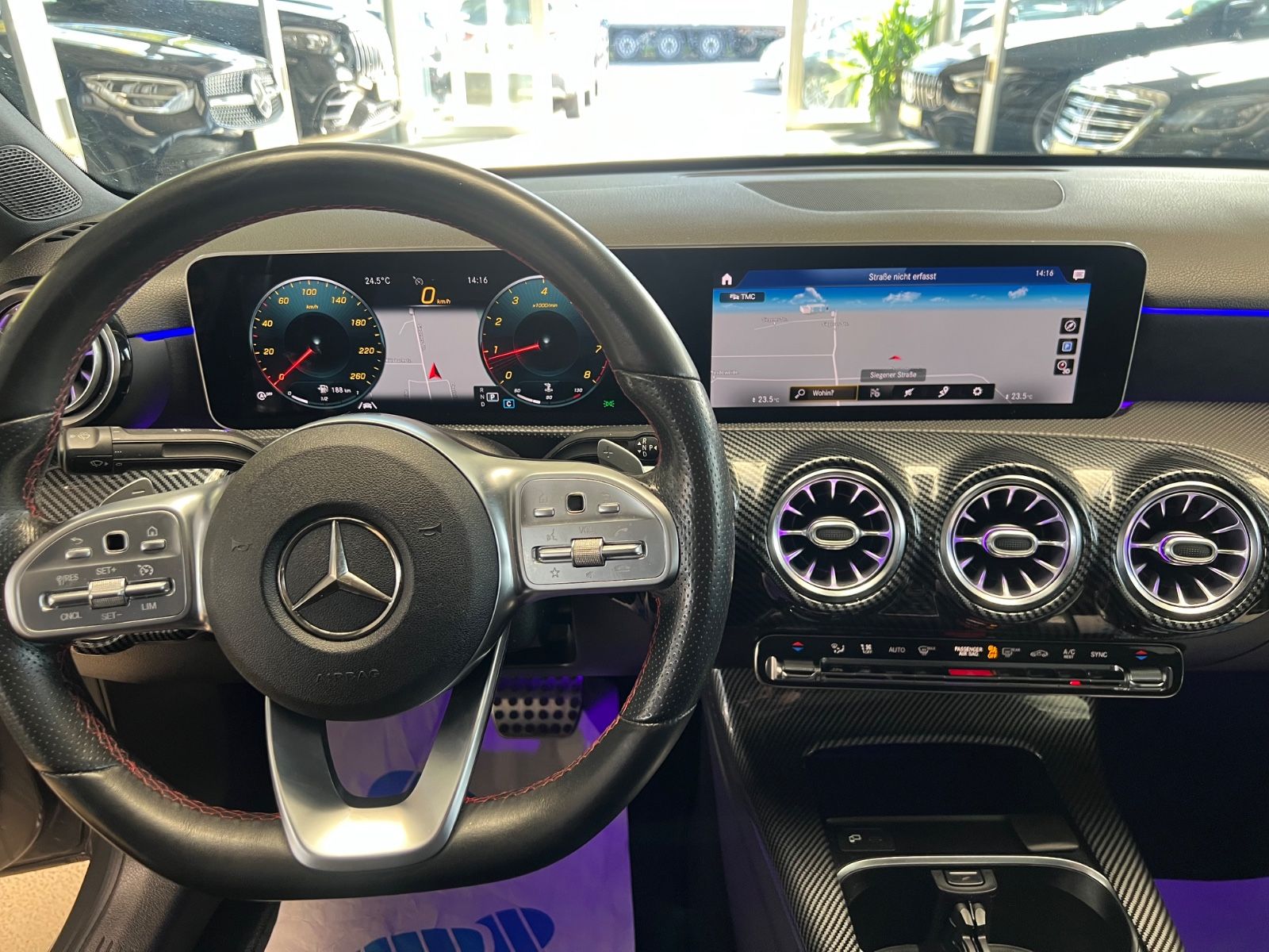 Fahrzeugabbildung Mercedes-Benz A 200 Limousine AMG LINE *PANORAMADACH*CARBON*