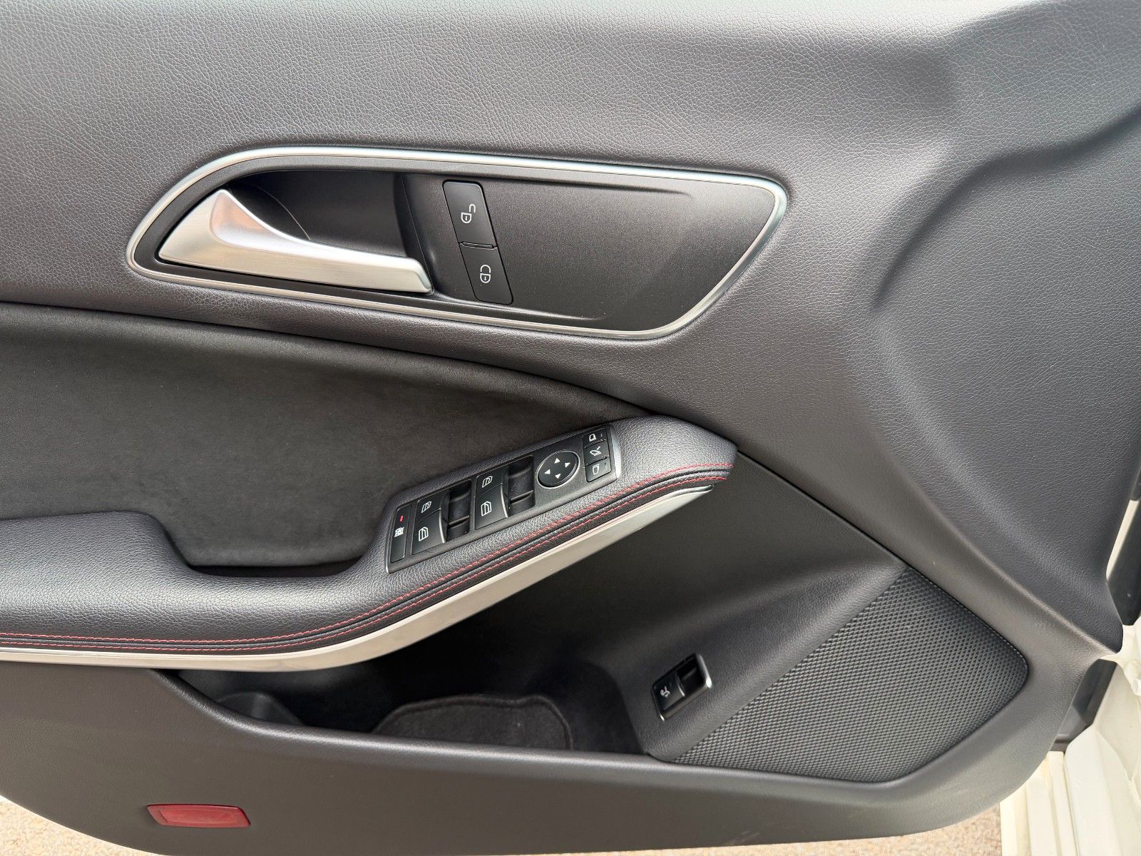 Fahrzeugabbildung Mercedes-Benz CLA 200 SB AMG+Pano+Distr+AHK+RKamera+TotW+