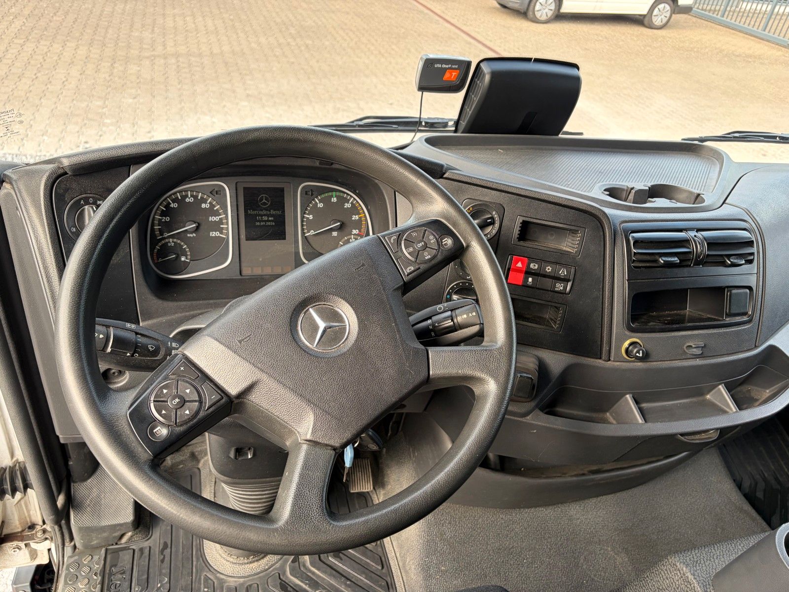 Fahrzeugabbildung Mercedes-Benz Atego 818 L Curtainsaider AHK Tempm.
