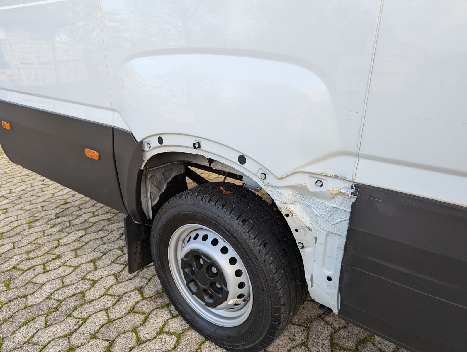 Fahrzeugabbildung Iveco Daily 35S18V4100L 3.0L Dach/Holzboden Kamera Kli