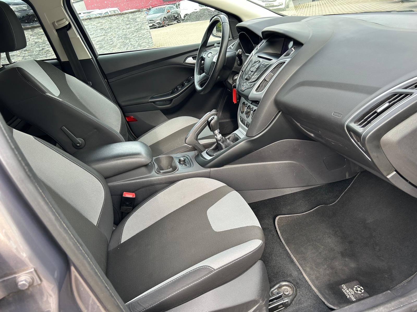 Fahrzeugabbildung Ford Focus Turnier°Champions Edition°Navi°Shz°