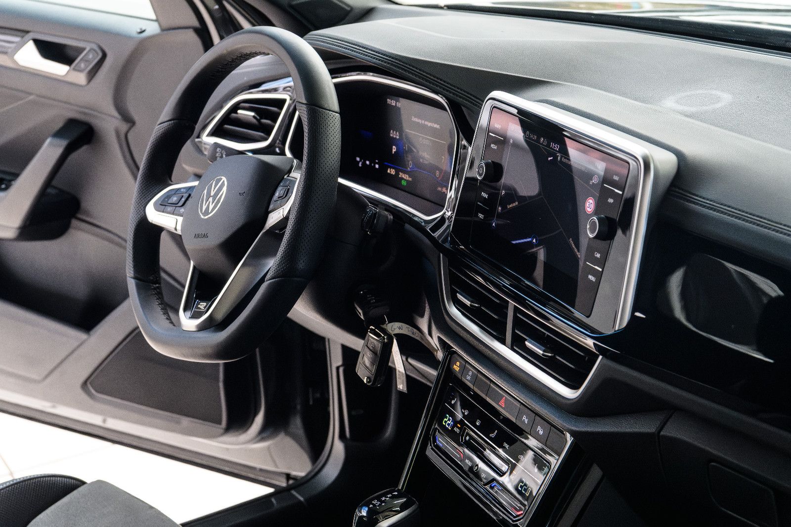 Fahrzeugabbildung Volkswagen T-Roc R-Line 1.5 TSI DSG LED+AHK+KAMERA+ACC+SHZ