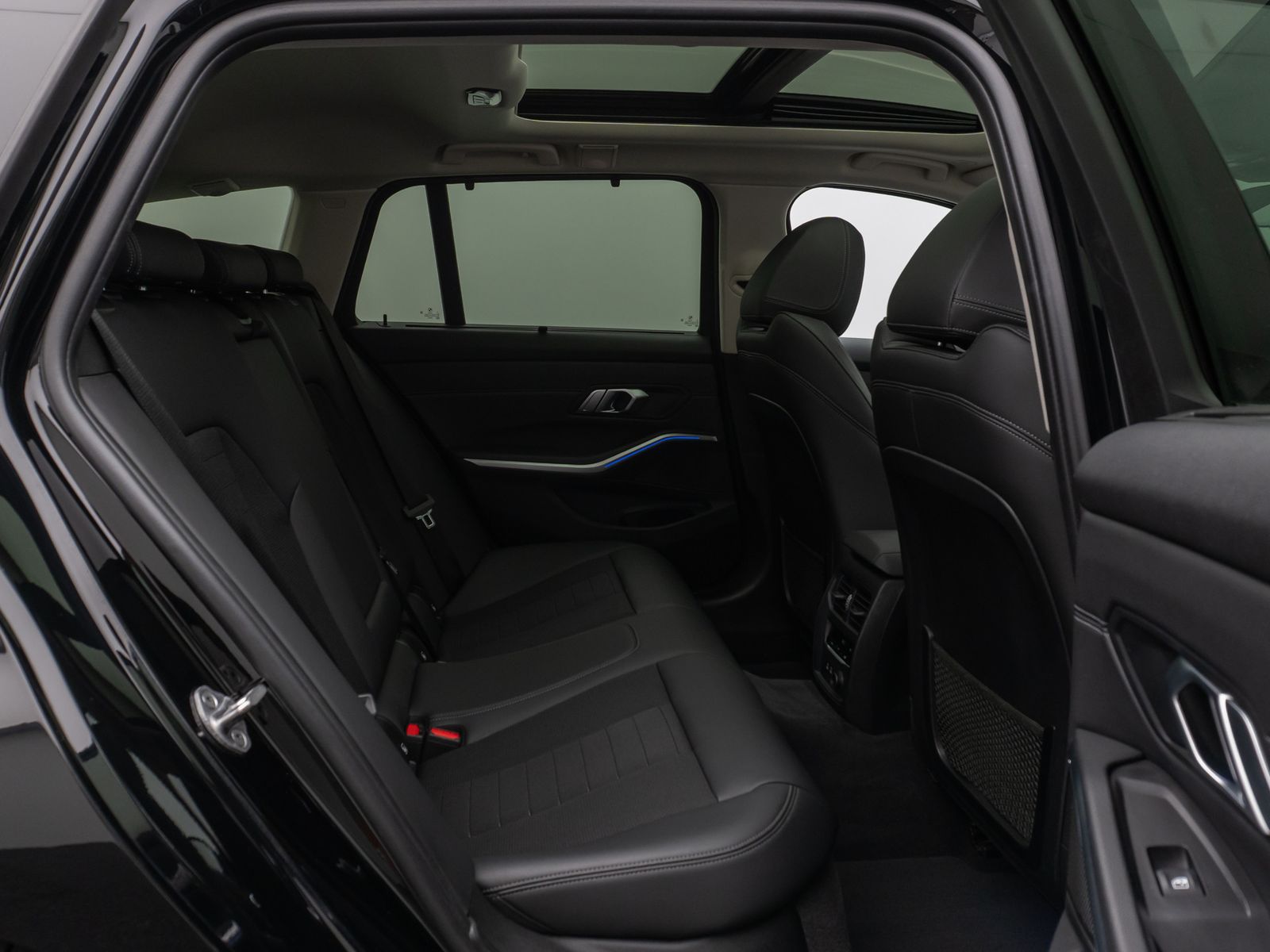 Fahrzeugabbildung BMW 320d  xD Sport Line Panorama Kamera HiFi Komfort