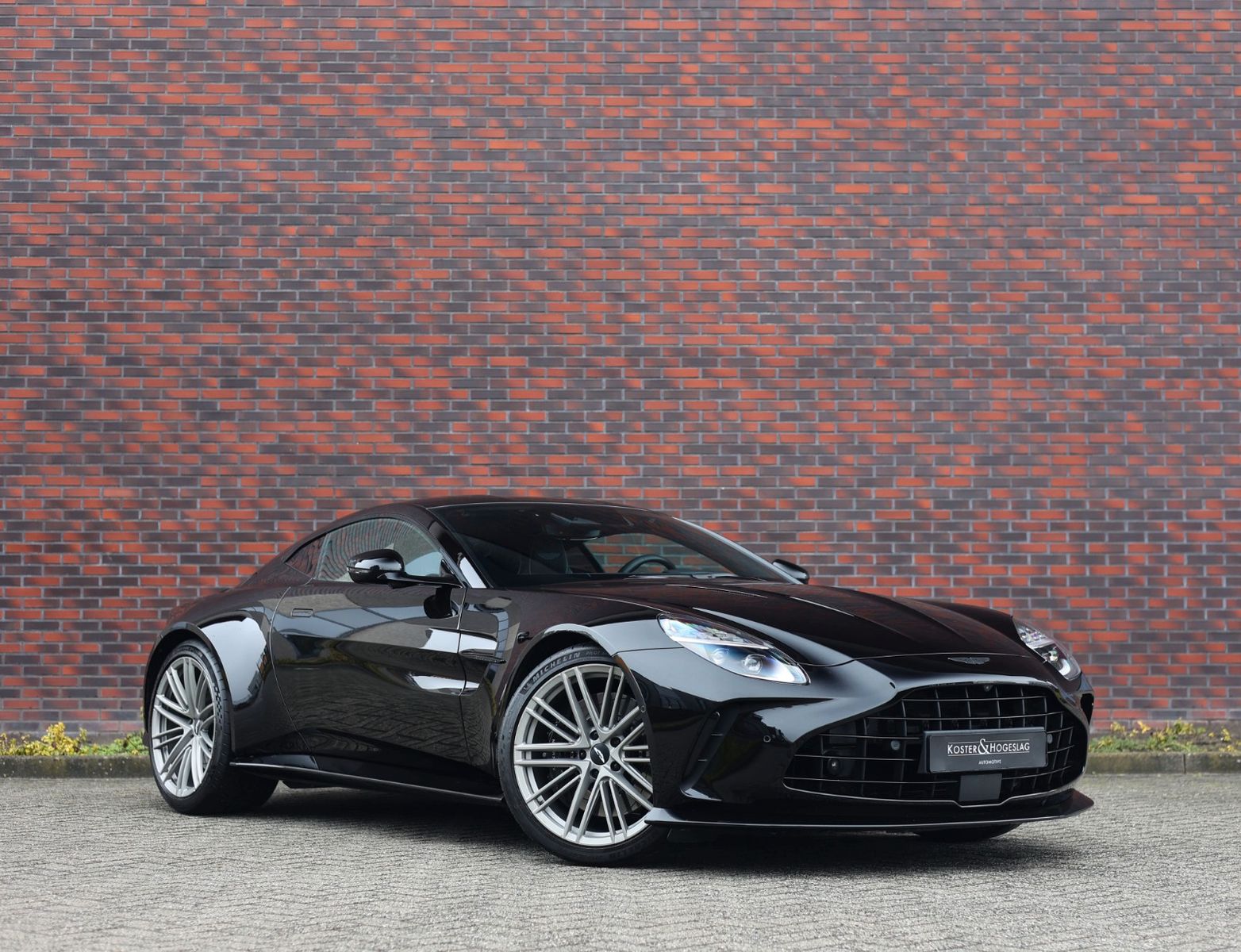 ASTON MARTIN V8 Vantage