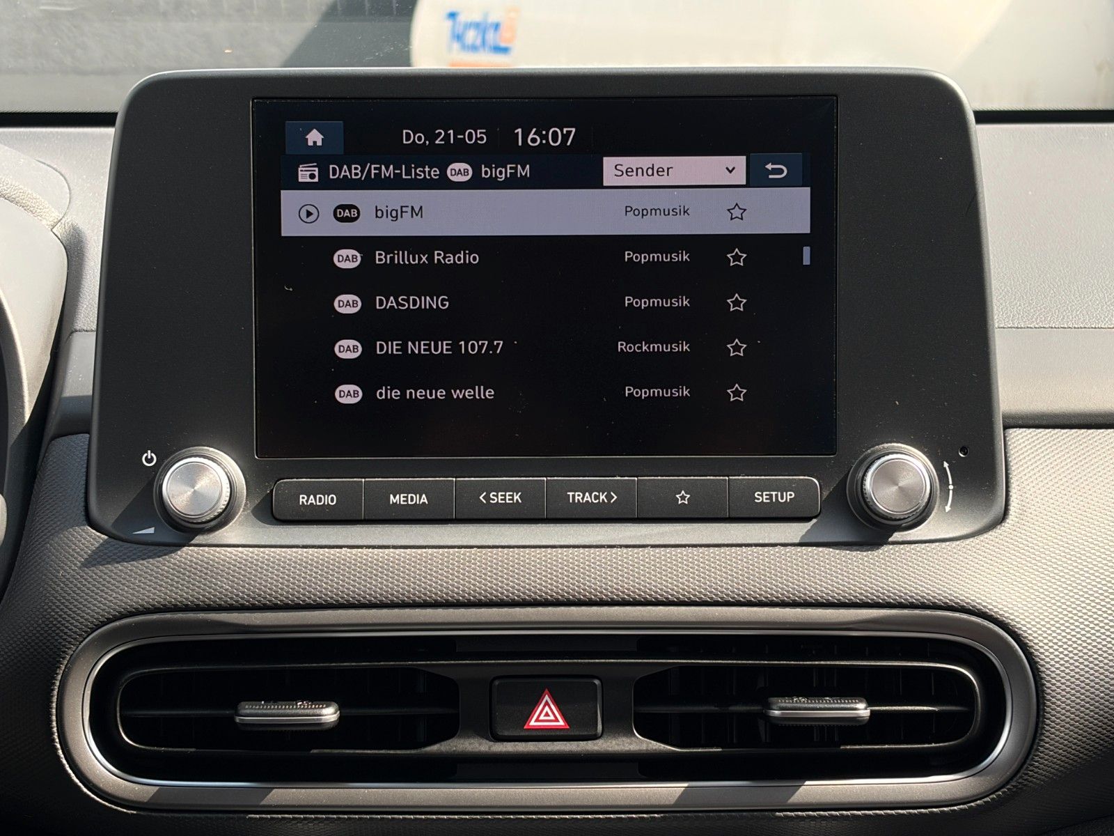 Fahrzeugabbildung Hyundai KONA E Select ACC PDC CAM SHZ LHZ LKA CarPlay