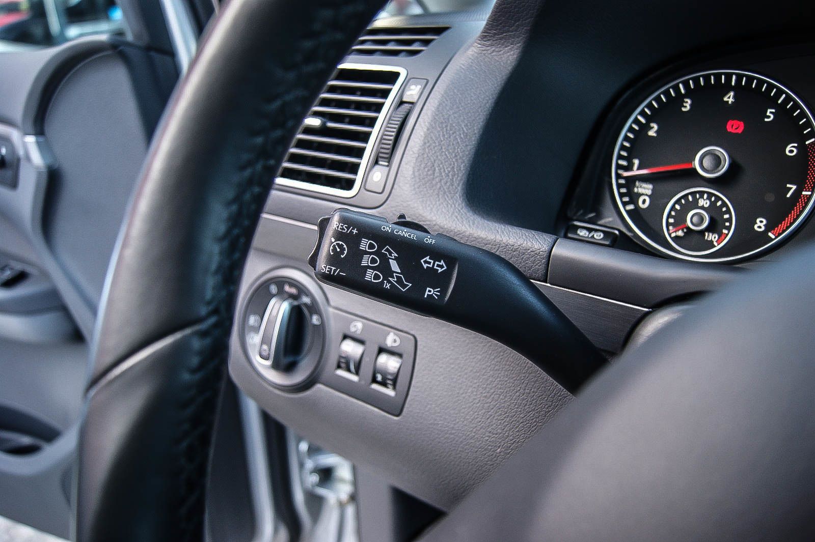 Fahrzeugabbildung Volkswagen Touran 1.4 TSI PARKLENKASSISTENT WINTER 1.HAND