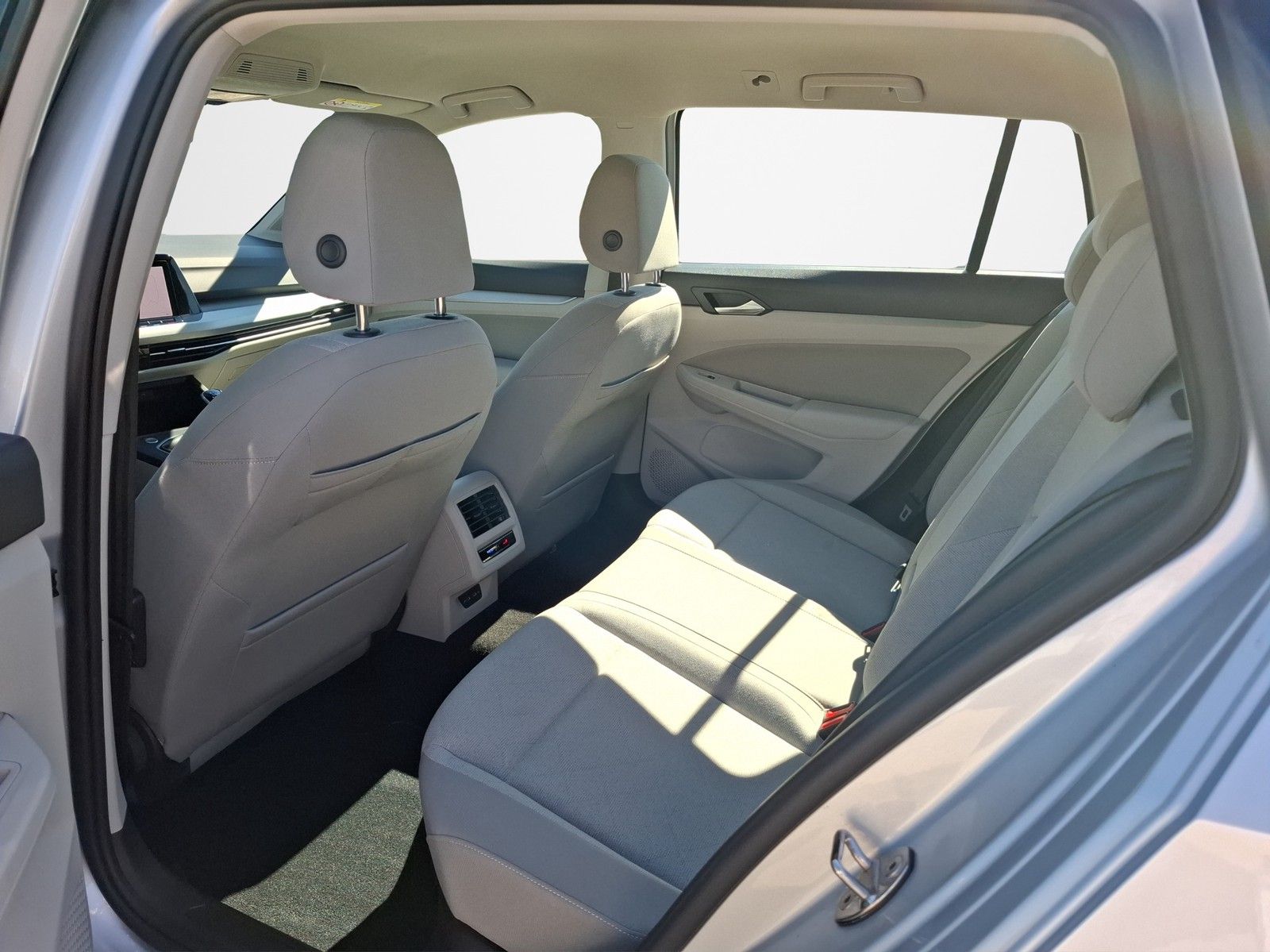 VW Golf VIII Variant 1.0 TSI Life KLIMA / NAVI / AH - Image 15