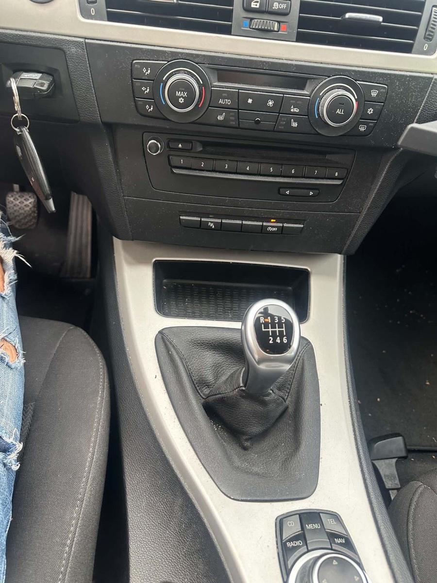 BMW 318 2012 — photo 14