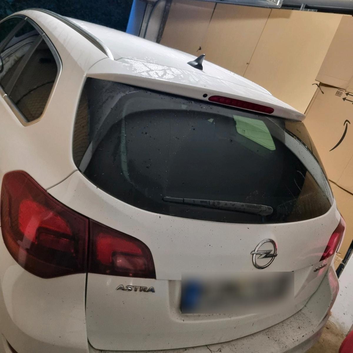 Opel Astra 2011 — photo 11