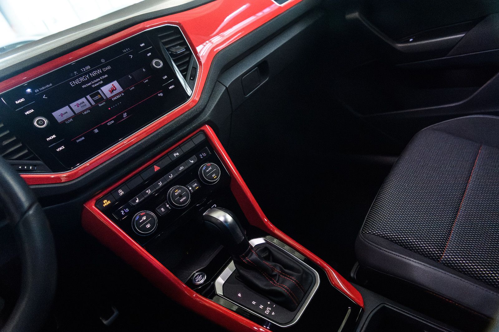 Fahrzeugabbildung Volkswagen T-Roc Sport 1.5 TSI DSG "beats" LED +STANDHZ.