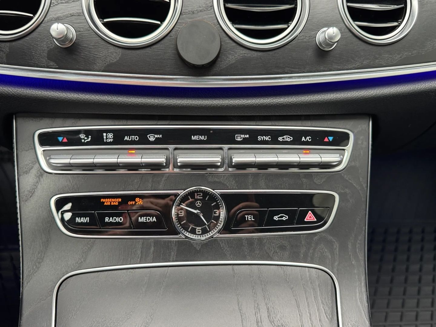 E 220 Avantgarde * NAVI*LED*AHK*