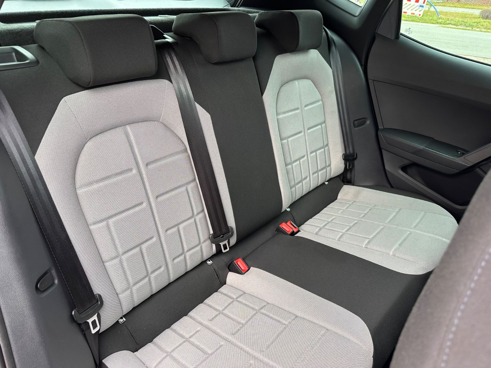 Fahrzeugabbildung SEAT Arona 1.5 TSI FR Black Edition DSG ACC/LED/Kamer