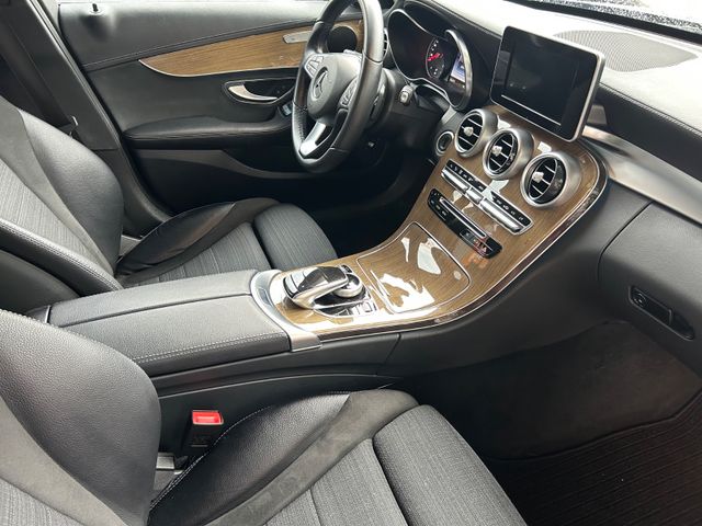 Fahrzeugabbildung Mercedes-Benz C 180 Autom.+Navi+LED+BT+SHZ+Teilleder+
