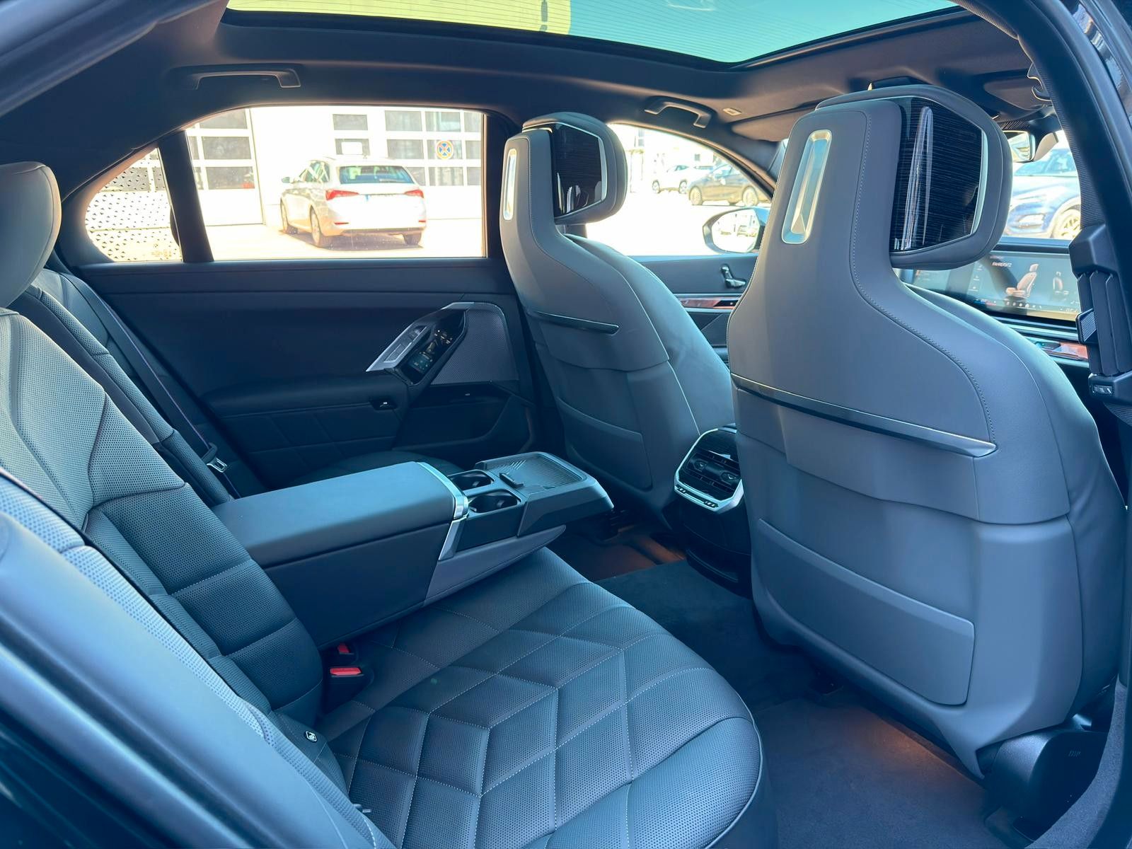 Fahrzeugabbildung BMW 740 d xDrive M Sport Pro*B&W*MASS*PAN*STHZ*CON*