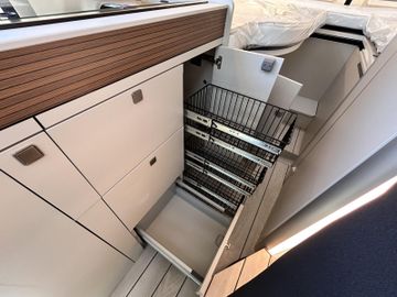 Westfalia Columbus 640 E 180 PS 8G SKYVIEW SOLAR SCHRANK