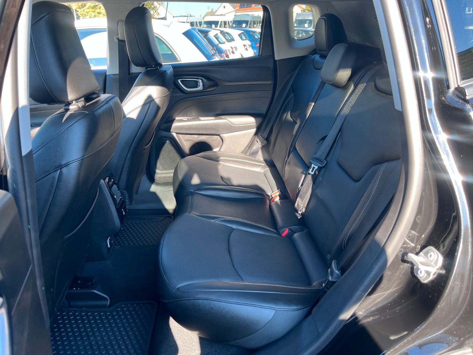 Fahrzeugabbildung Jeep Compass Summit Mild-Hybrid FWD Navi elektr. uvm
