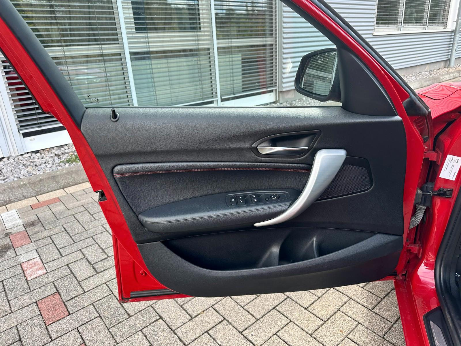 BMW 116i Sport Line Vollleder Bi-Xenon Navi 1.Hand