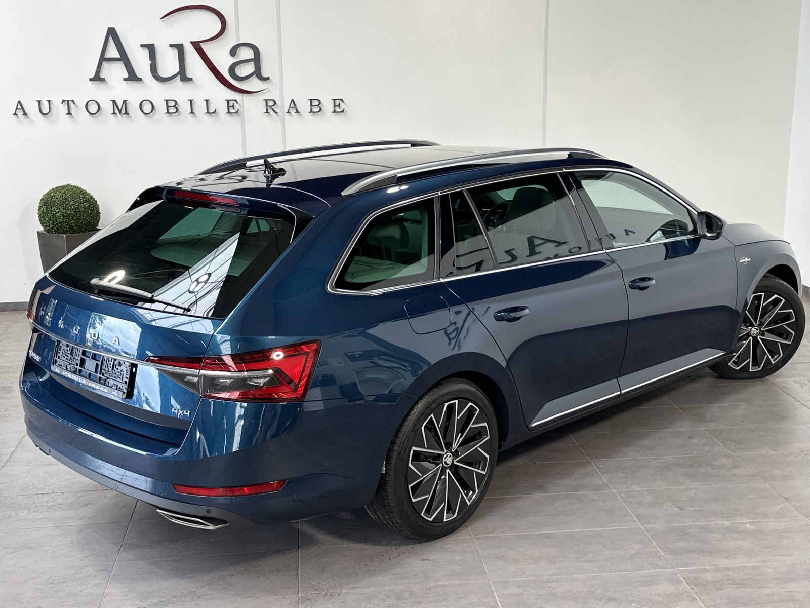 Fahrzeugabbildung SKODA Superb Combi 4x4 L&K NAV+MATRIX+ACC+PANO+CANTON