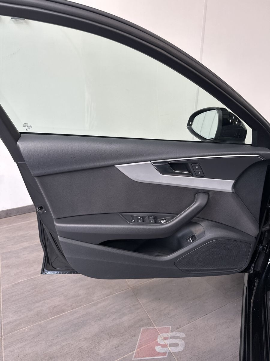 Fahrzeugabbildung Audi A4 Avant 45 TFSI Qu S-Line Black NAV+MATRIX+ACC