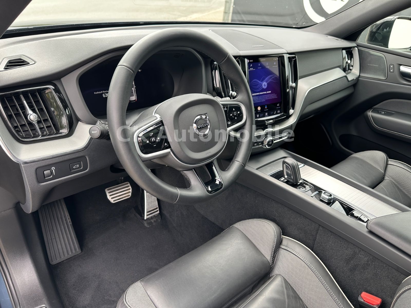 Fahrzeugabbildung Volvo XC60 B4 R Design 2WD/Navi/Pano/Kamera/LED