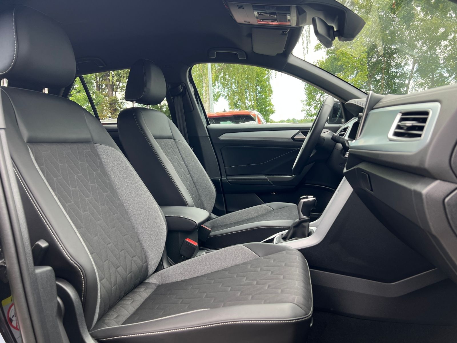 Fahrzeugabbildung Volkswagen T-Roc GOAL 2.0 TDI DSG *AHK, LED, "Plus"-Paket,
