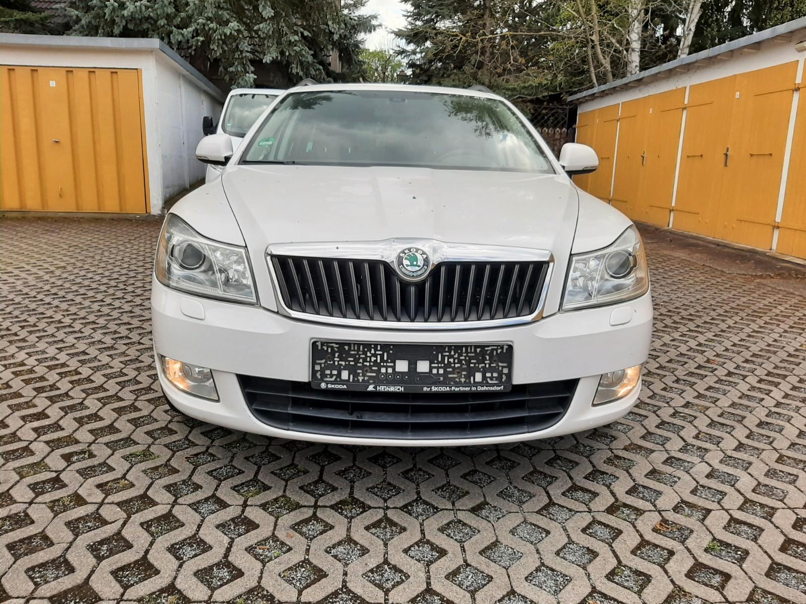 Skoda Octavia 2012 — rear view