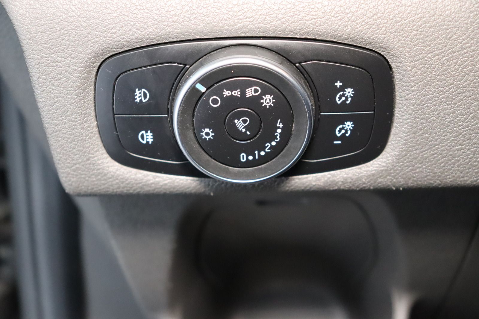 Fahrzeugabbildung Ford Transit Custom Kasten * L2 * Lang * AHK * PDC
