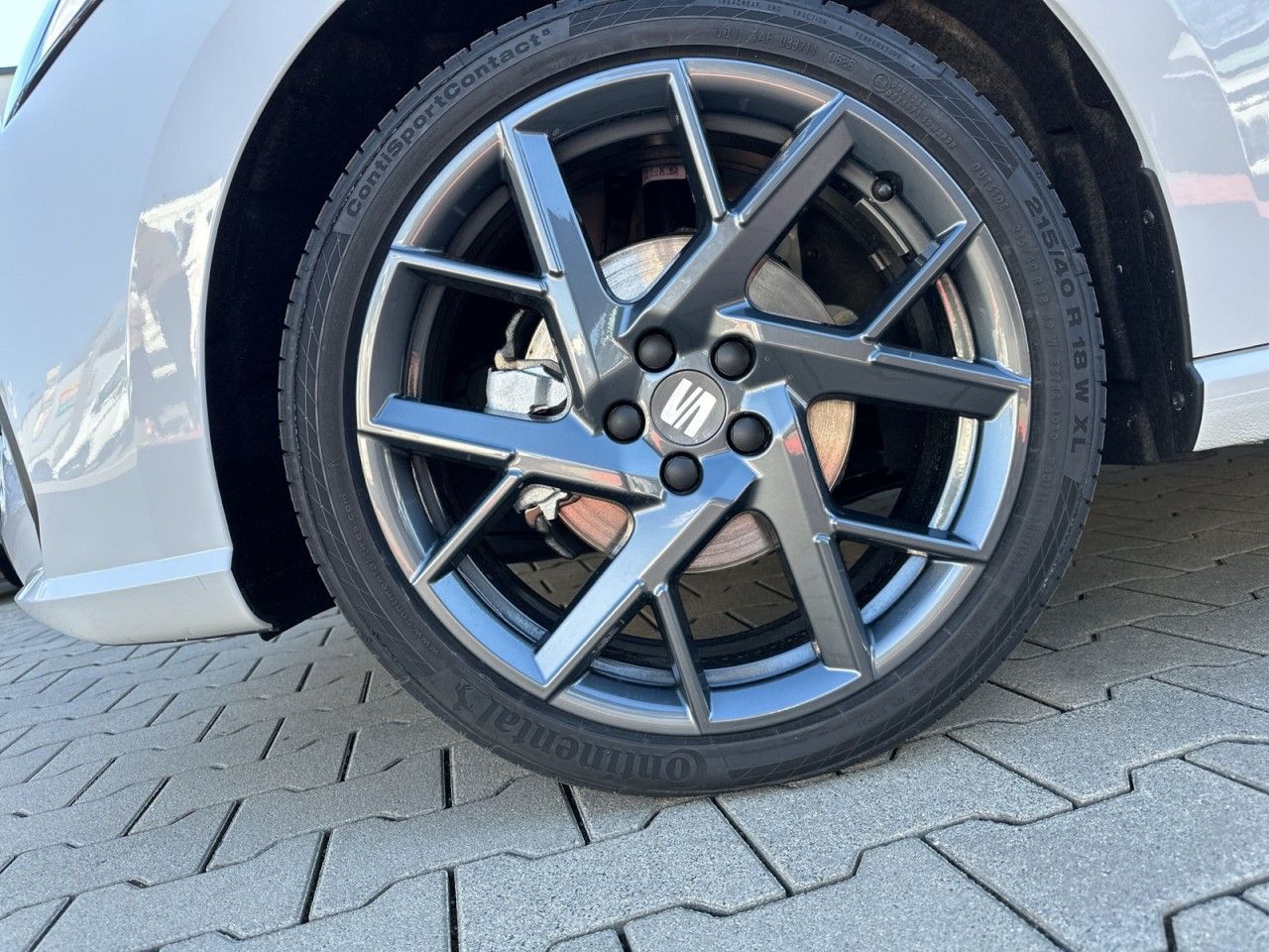 Fahrzeugabbildung SEAT Ibiza FR 1.0 TSI 116 PS 6-Gang - mit KI generiert/bearbeitet