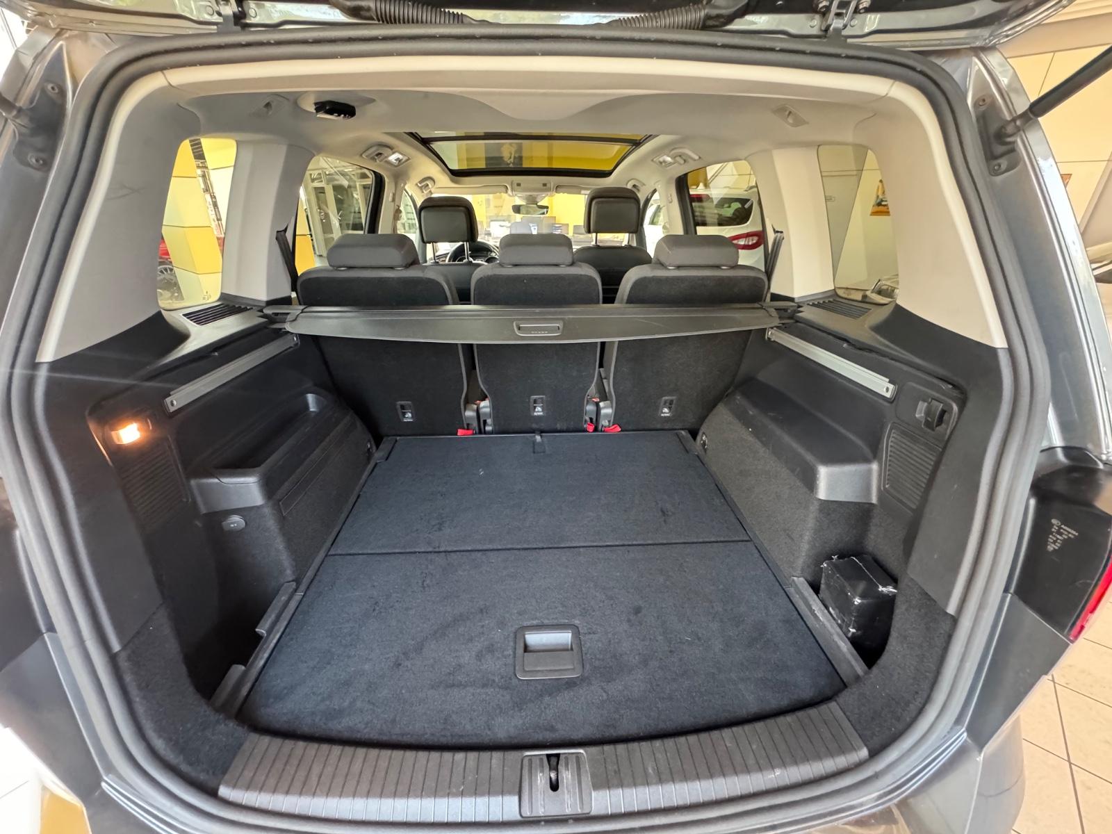 Volkswagen Touran*Navi*PDC*AHK*LED*1. Hd*Scheckheft*