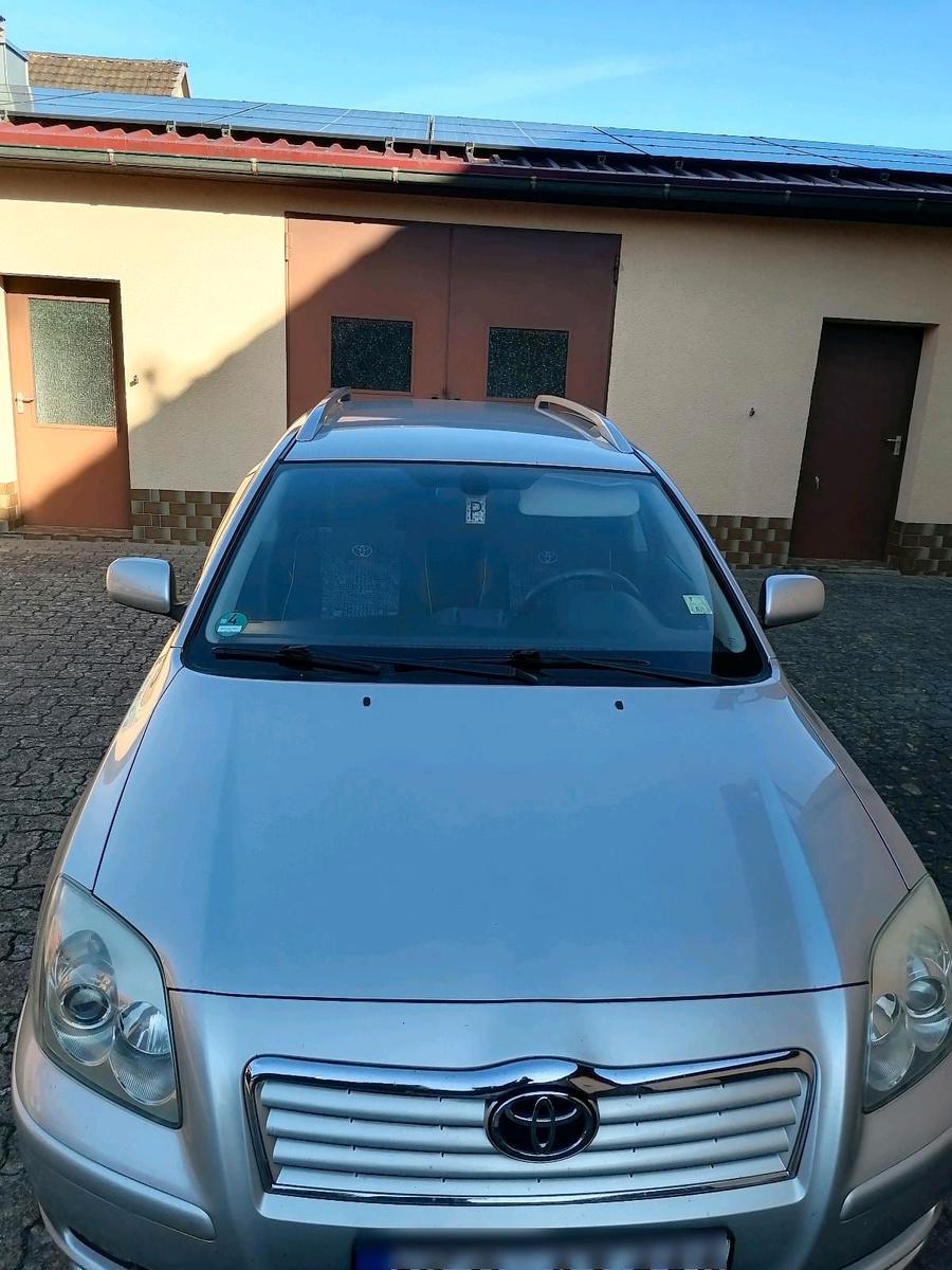 Toyota Avensis 2005 — rear view